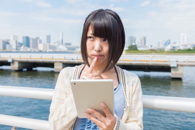 結婚式の電報をipadで選ぶ女性