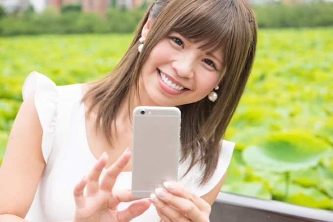 スマホを使う女性